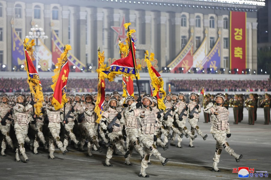 19-조선인민군창건 90돐경축 열병식